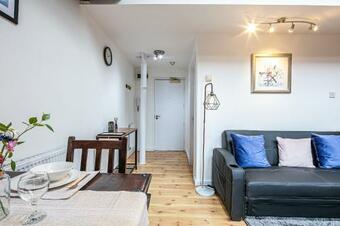 Victoria Quays Charming Loft Apartment - Free Parking